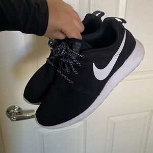 NIKE black sneakers
